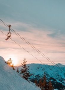 Voyages de ski alpin - chaise remonte pente de ski