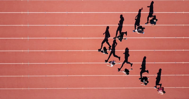 Course olympique où on voit une des personnes qui devance les autres pour gagner la compétition.