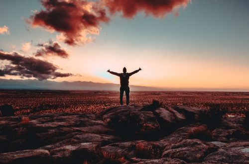 Photo d'une personne qui est heureuse d'avoir atteint son objectif